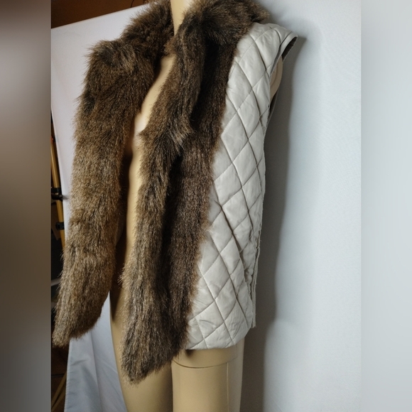 Xoxo women's knitted quilted size medium vest with faux fur - Picture 2 of 9